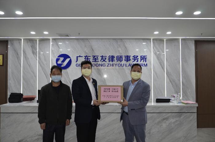市律師協(xié)會會長葉勇、秘書長黃惠忠向我所贈送口罩